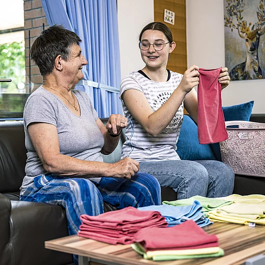 Niederhasli mit Menschen Alltagszene Wäsche Zusammenlegen