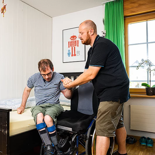 Kinaesthetik Transfer von Rollstuhl auf Bett