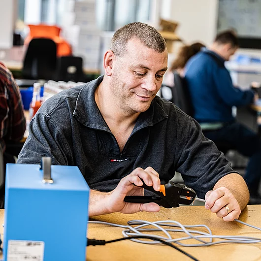 Montage Mechanik mit Menschen Kabelmontage