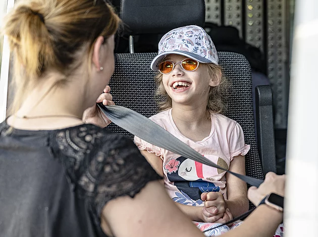 Schule mit Menschen Transport mit Bus
