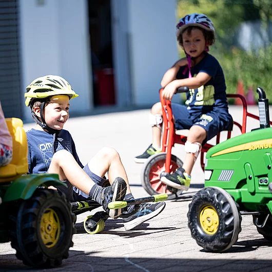 Kindergarten mit Menschen Pausenplatz