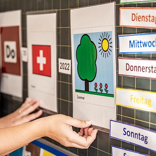 Schule mit Menschen Morgenkreis Schuelergruppe