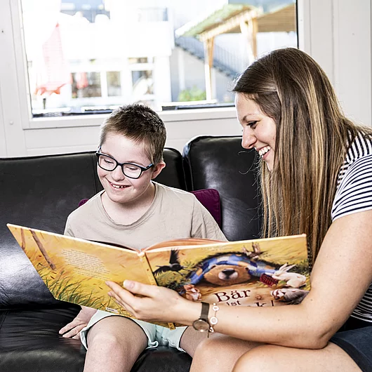 Schulinternat mit Menschen Buch anschauen mit Betreuer