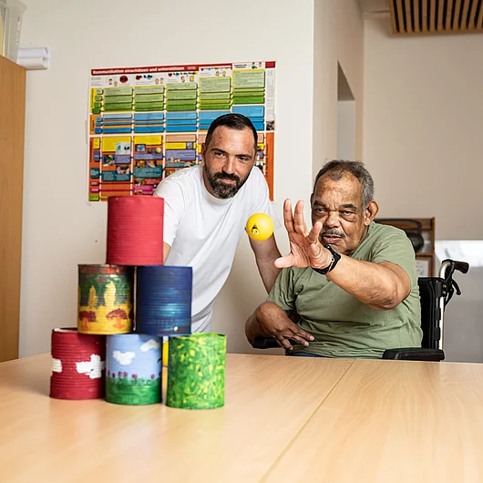 Niederhasli mit Menschen Alterswohnen Alltagszene Dosenwerfen